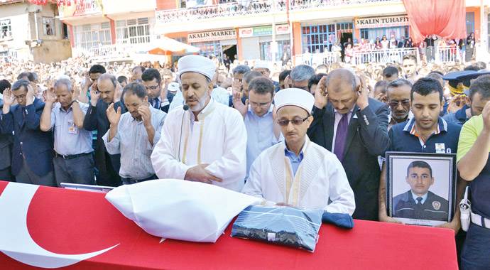 PKK pusu kurup şehit etmişti...Dualarla uğurladık