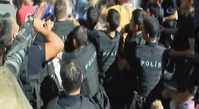 Kızılay'da pankart gerginliği Kızılay'da pankart gerginliği