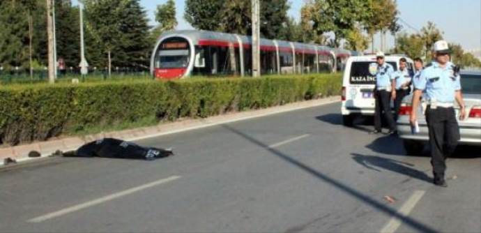 Otomobilin altında can verdi
Otomobilin altında can verdi