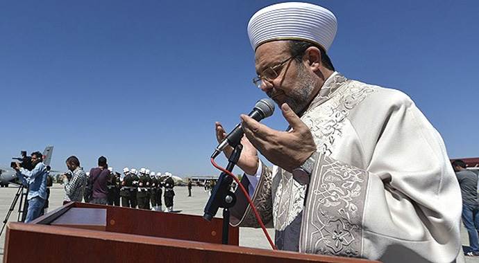 Mehmet Görmez'den şehitler için dua
Mehmet Görmez'den şehitler için dua