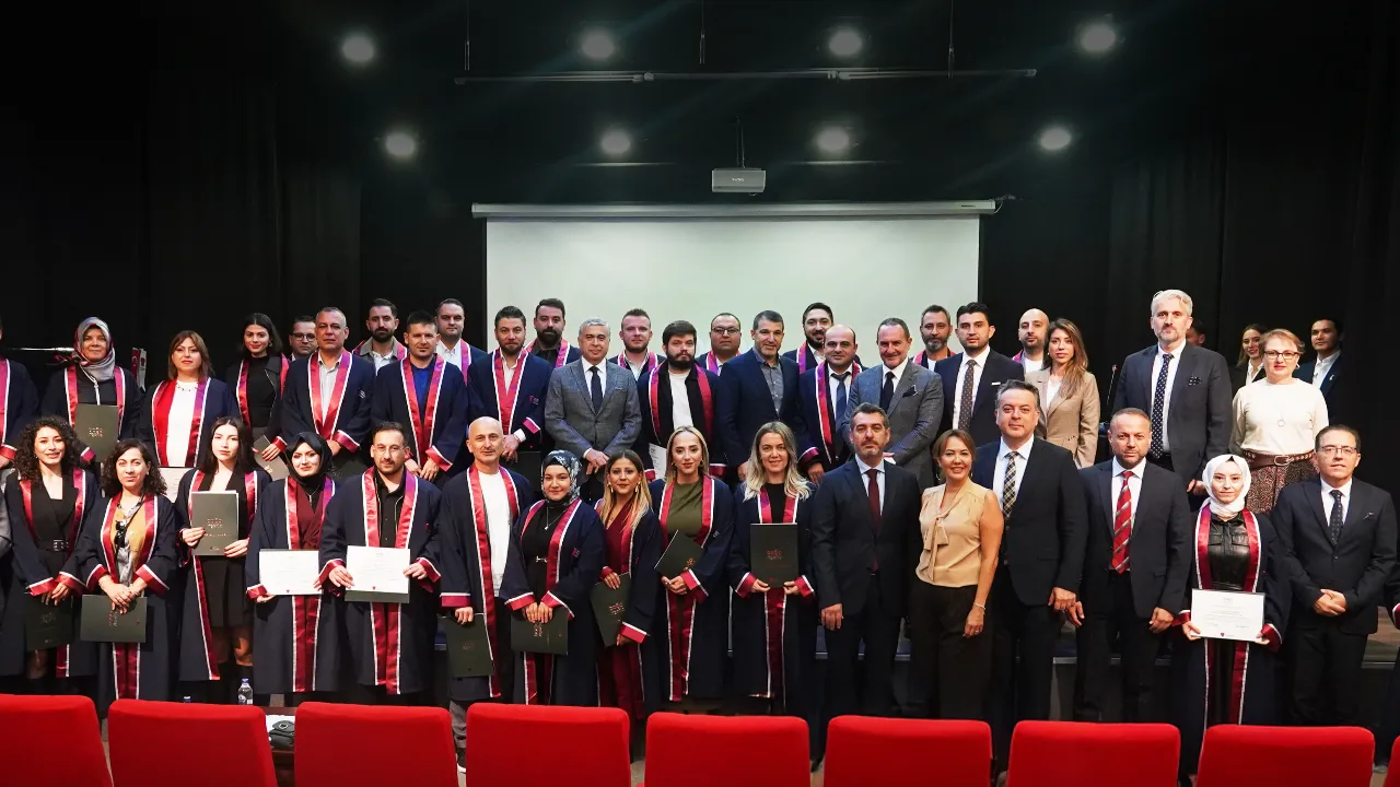 Acente Gelişim Akademisi’nin 4. mezunları cübbe giydi