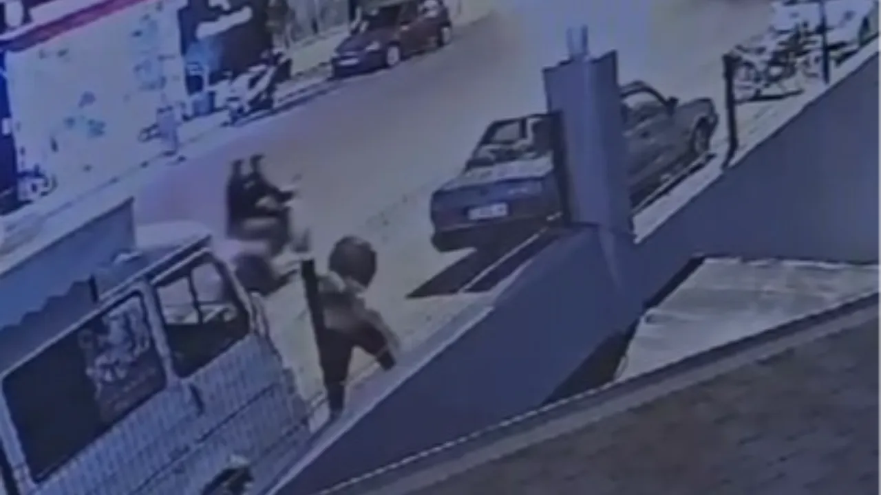 Alanya’da dehşet! Kaldırımda yürüyen kadına yumruk ve bıçaklı saldırı kamerada