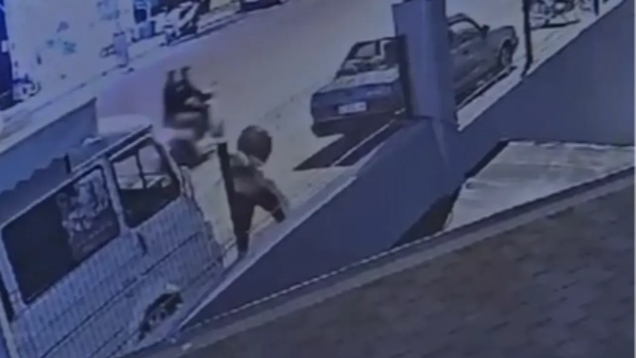 Alanya’da dehşet! Kaldırımda yürüyen kadına yumruk ve bıçaklı saldırı kamerada