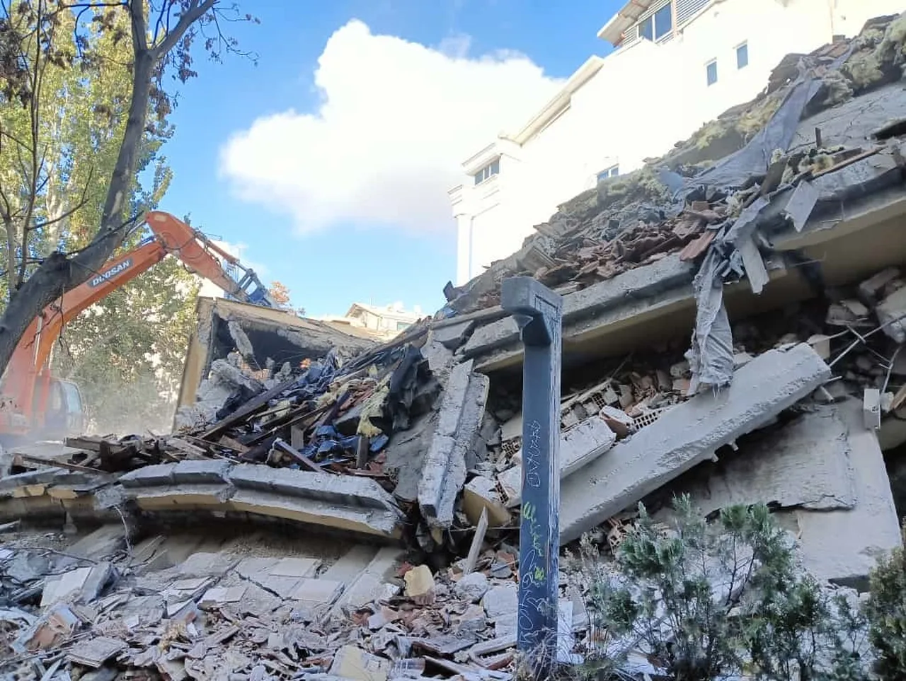 5 katlı bina, kontrollü yıkım çalışmaları sırasında aniden çöktü.