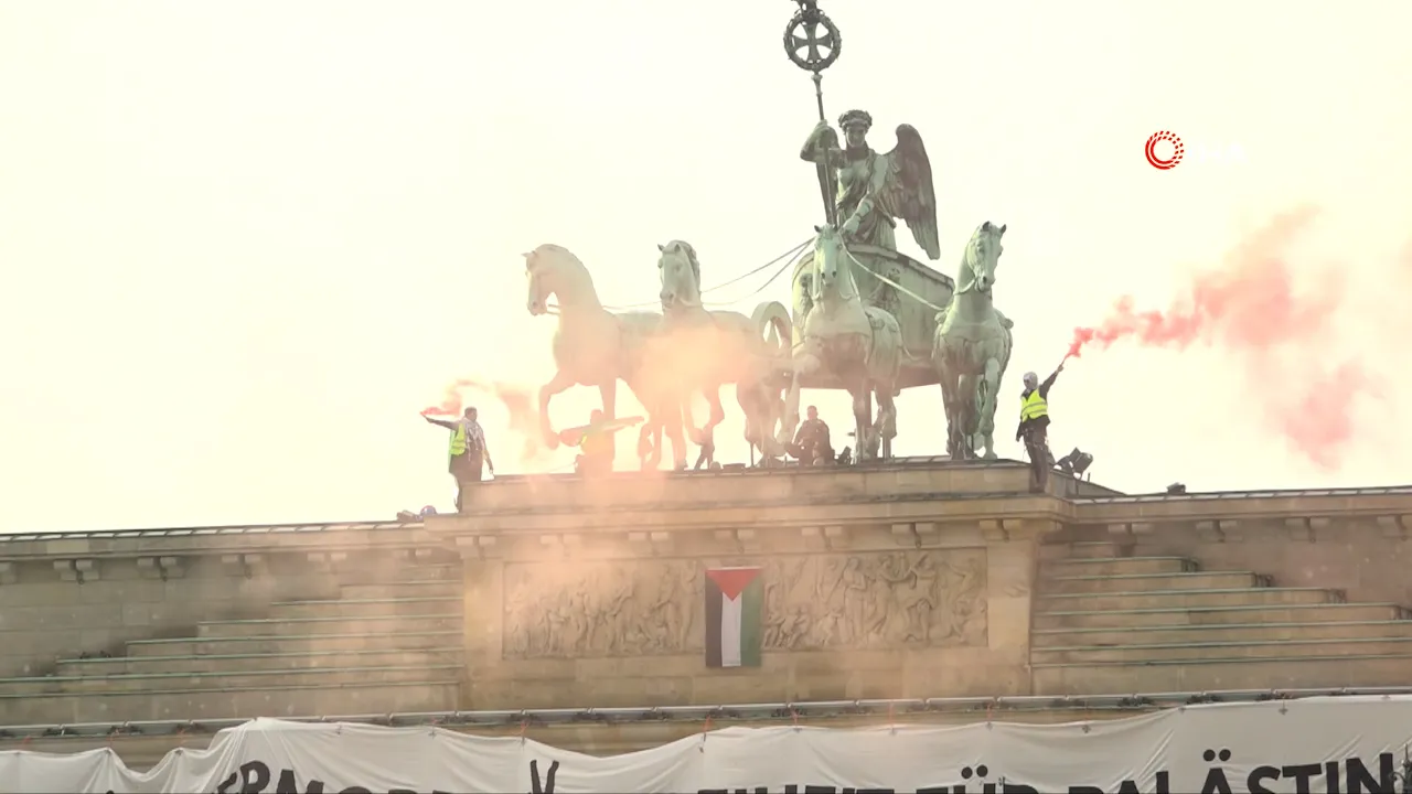Berlin'de Filistin'e destek! Brandenburg Kapısı'na 50 metrelik pankart asıldı