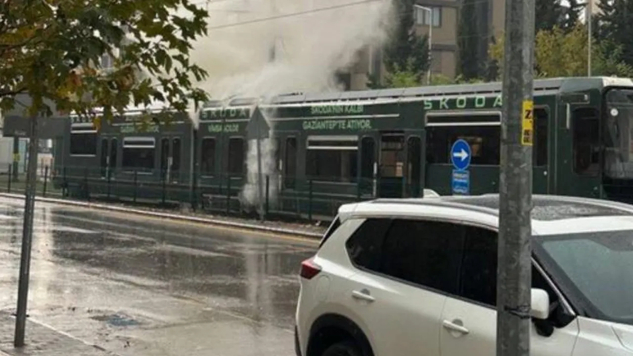 Gaziantep'te yürekler ağza geldi! Yolcuların olduğu tramvaya yıldırım isabet etti