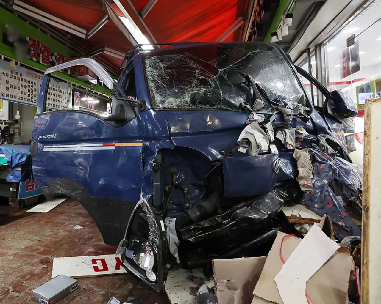 Araç dükkana daldı