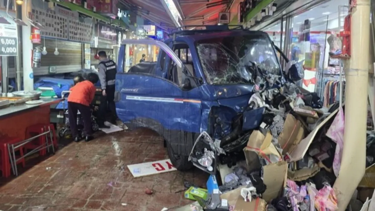 Güney Kore’de pazar yerine araç daldı! 2 ölü, 18 yaralı