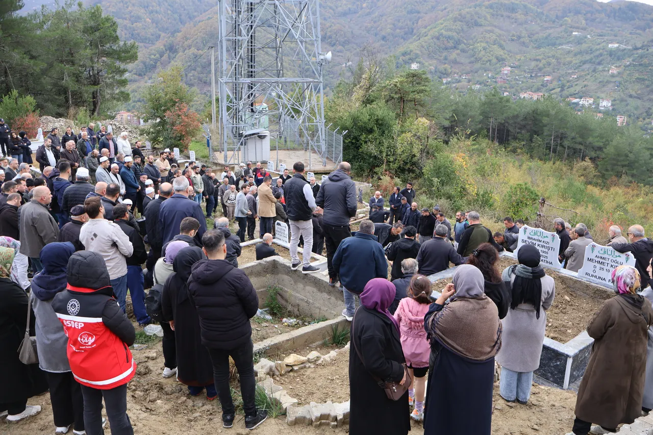 Huriye Helvacı ve oğlu gözyaşlarıyla defnedildi