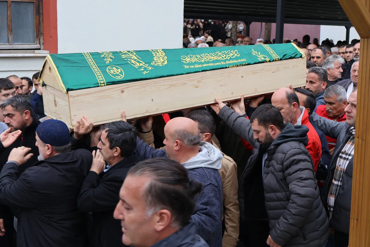 Huriye Helvacı ve oğlu gözyaşlarıyla defnedildi