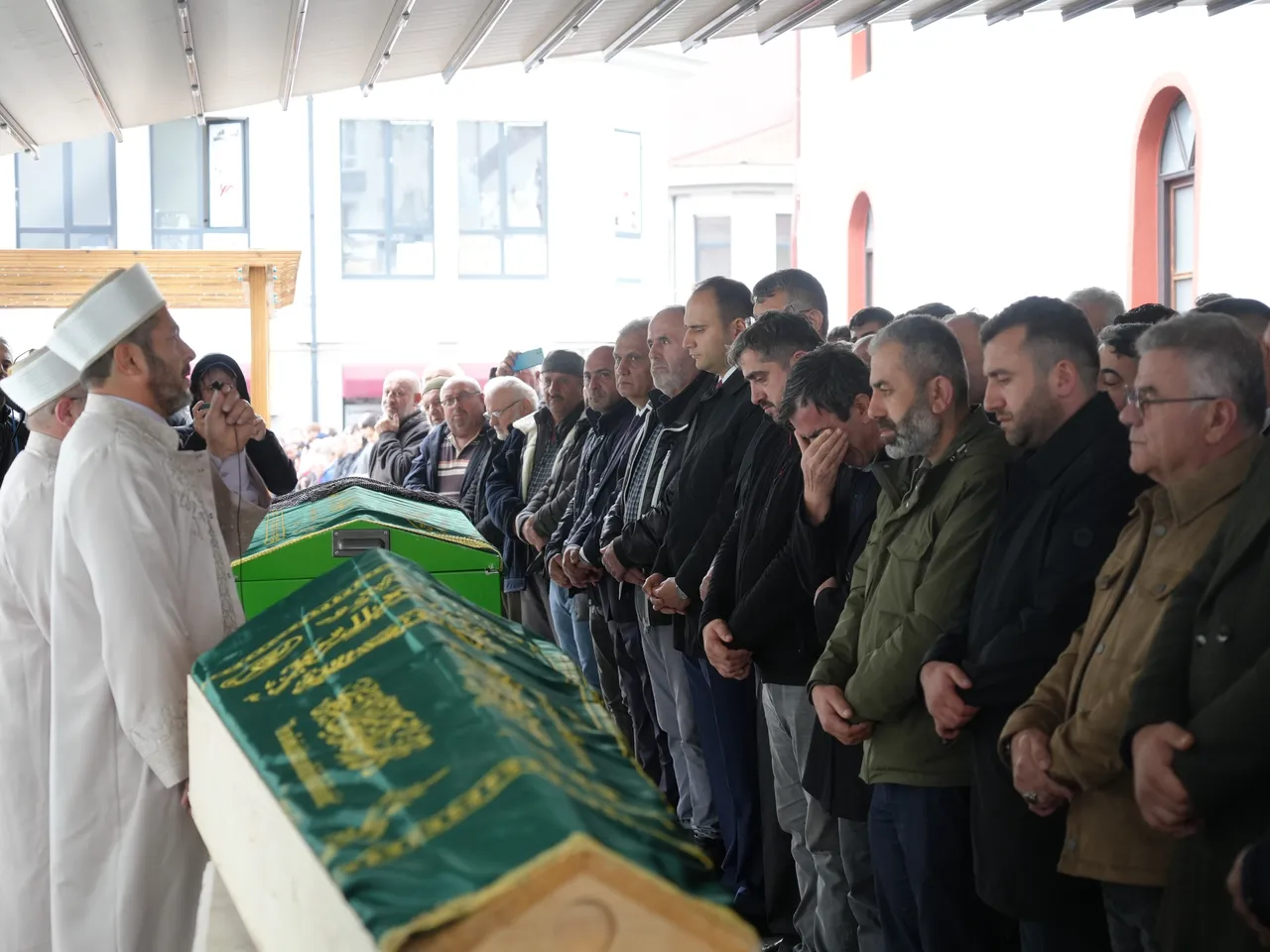 Cenaze törenin gözyaşları sel oldu