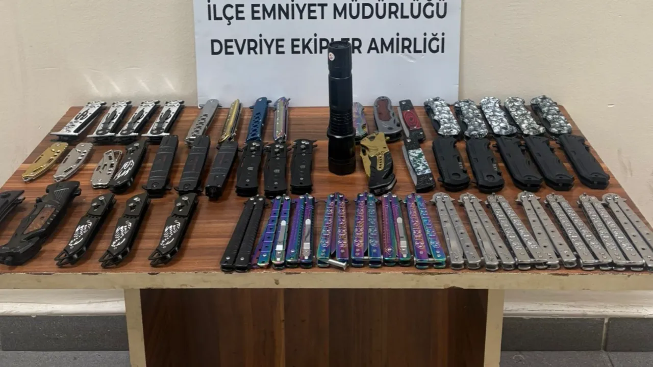 İki çocuğun üzerinden 52 adet kesici alet çıktı! Görenleri şaşırtan olay