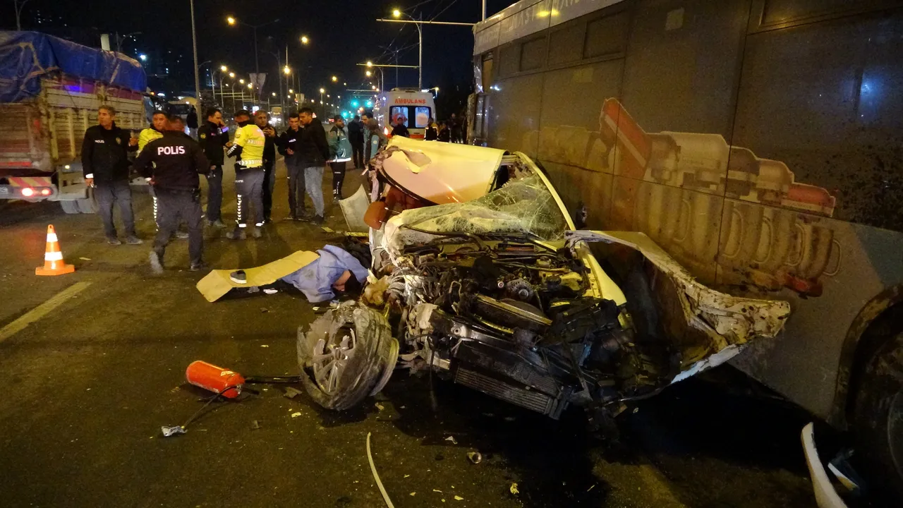 Önce tıra, sonra otobüse çarpan otomobilin hurdaya dönmüş görüntüsü