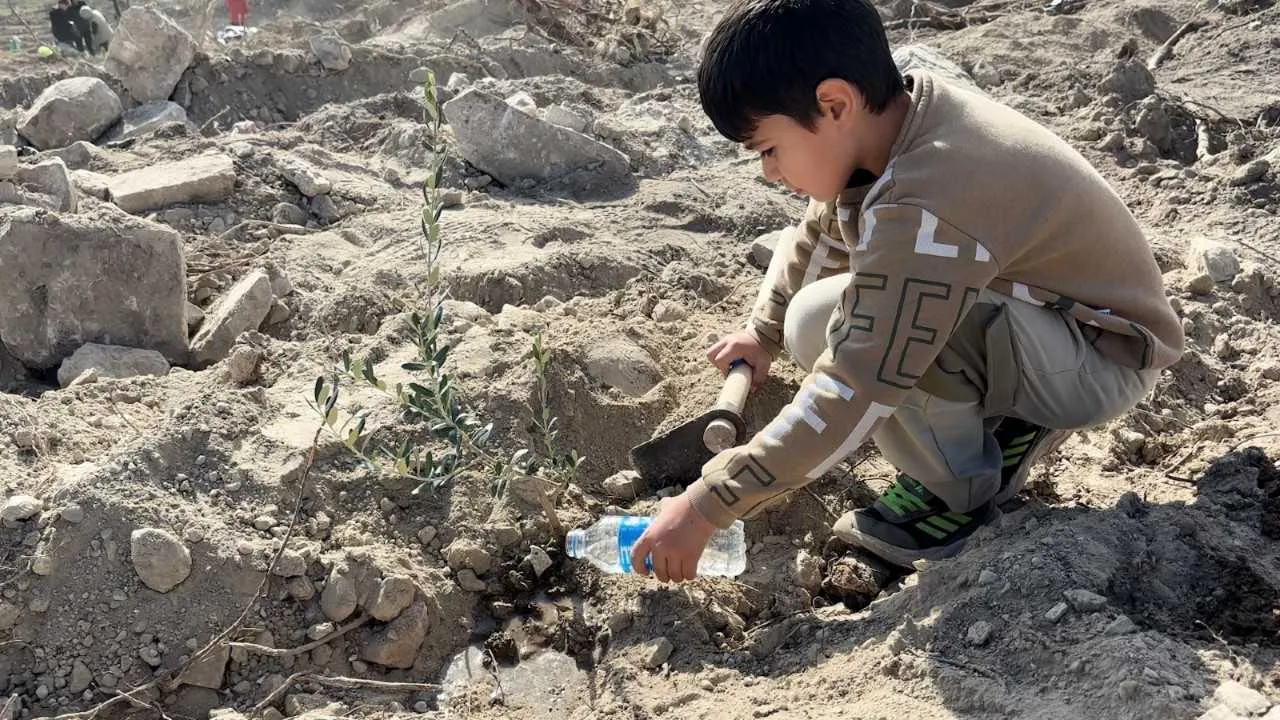 Milli Ağaçlandırma Gününde İHH’dan çiftçilere fidan desteği