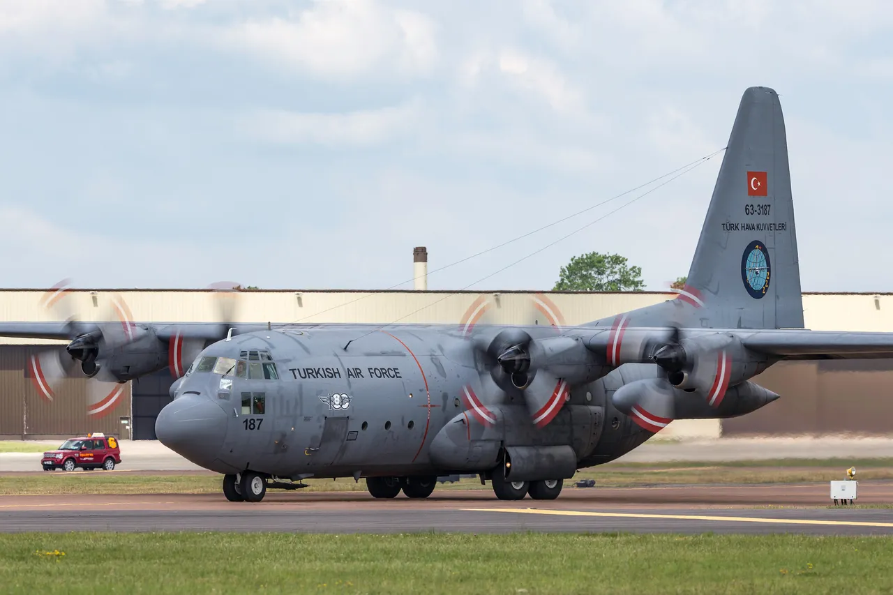 C-130 tipi askeri kargo uçağı