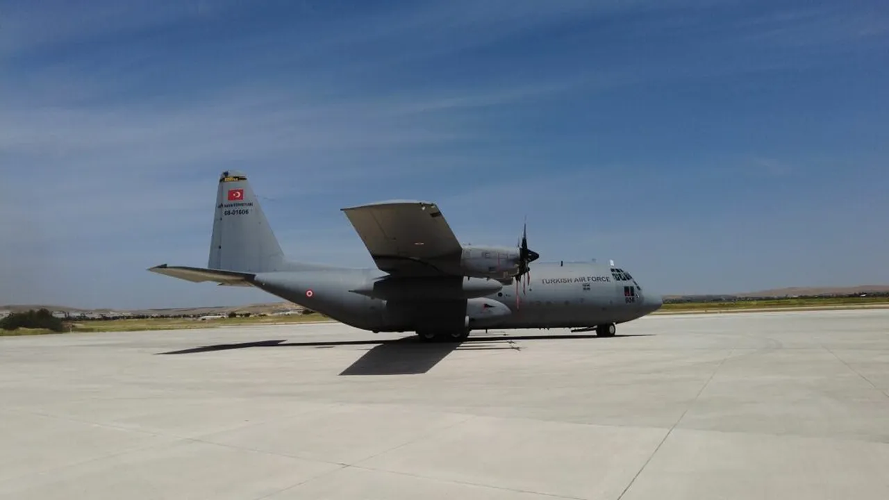 C-130 tipi askeri kargo uçağı