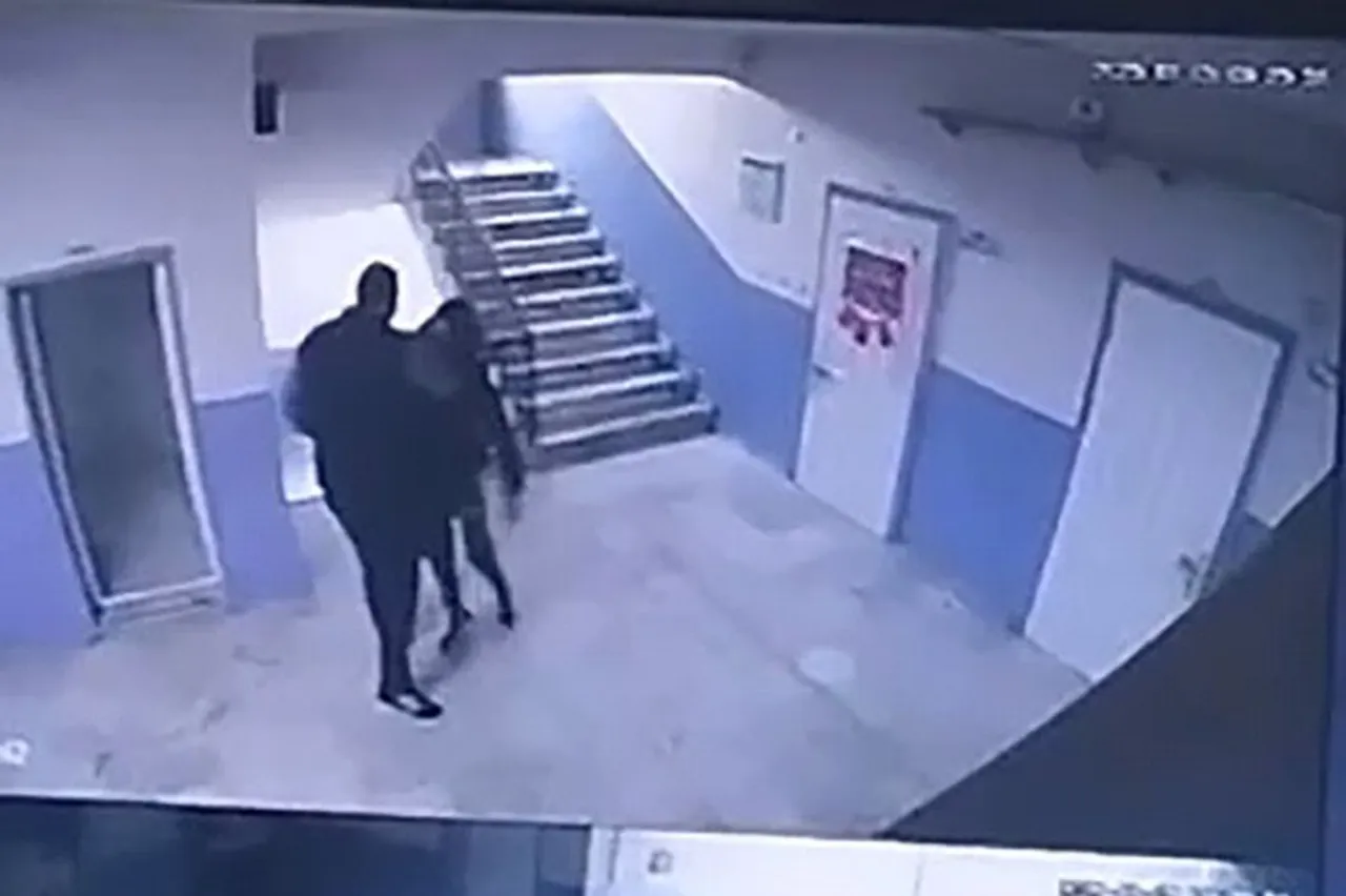 Okul müdürü otizmli çocuğu merdivenden itti