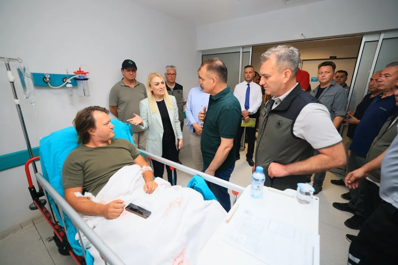 Muğla Valisi İdris Akbıyık, yaralı pilotu hastanede ziyaret etmişti