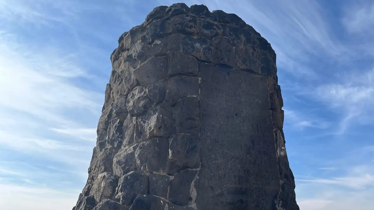 Gizemli yapının üzerindeki yazılar dikkat çekiyor.