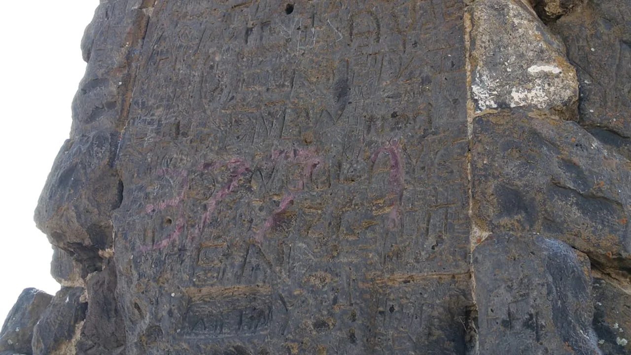 Gizemli yapının üzerindeki yazılar dikkat çekiyor