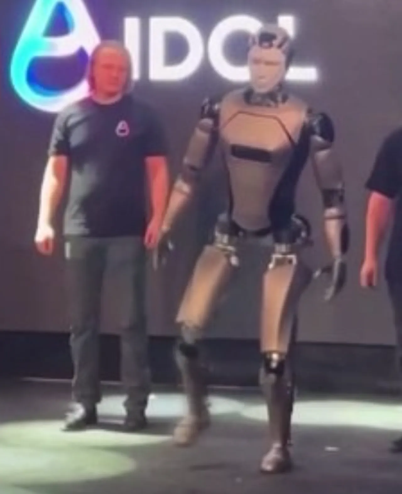 Rusya'nın ilk antropomorfik robotu AIdol