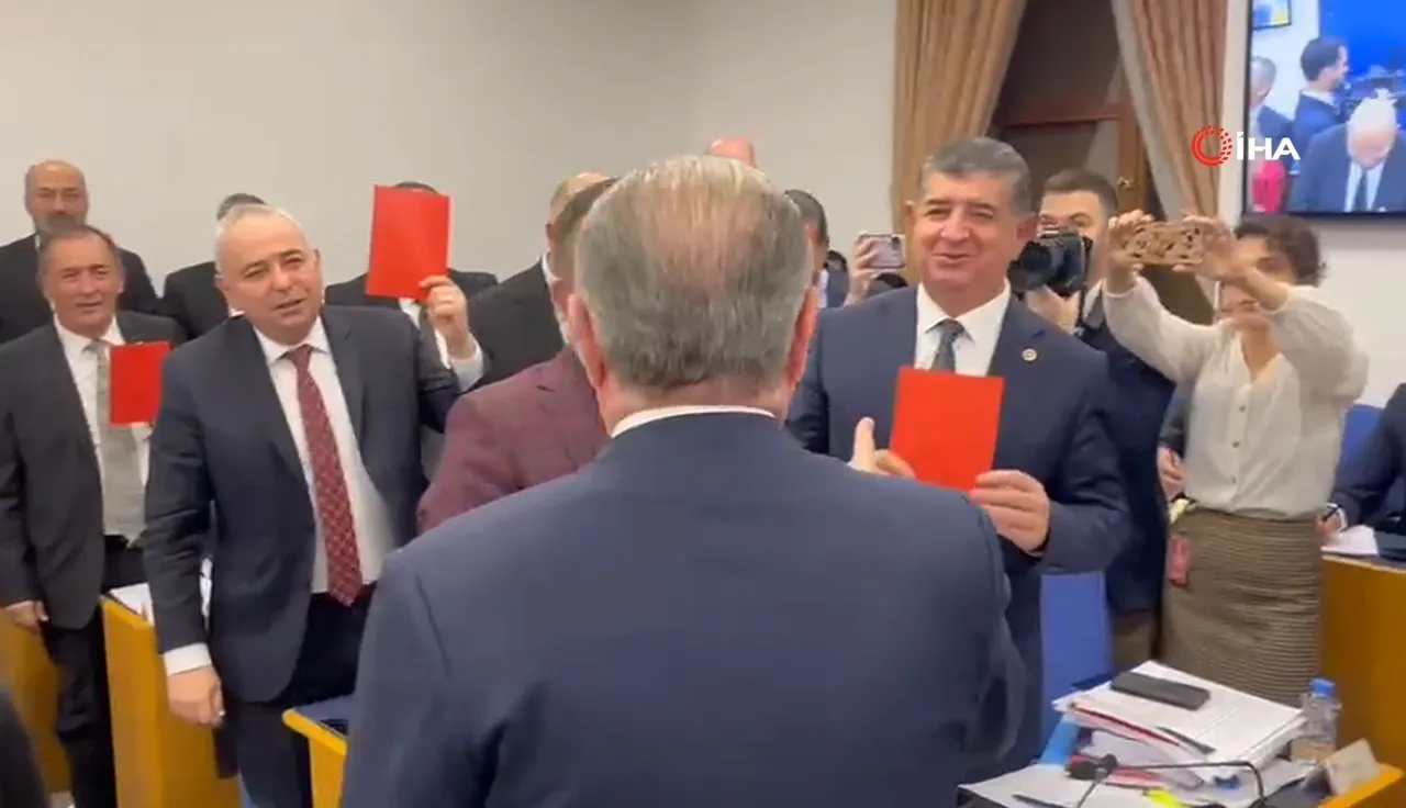 TBMM'de eğlenceli diyalog! CHP'lilerin 'kırmızı kartı'na Bakan Bak'tan güldüren cevap