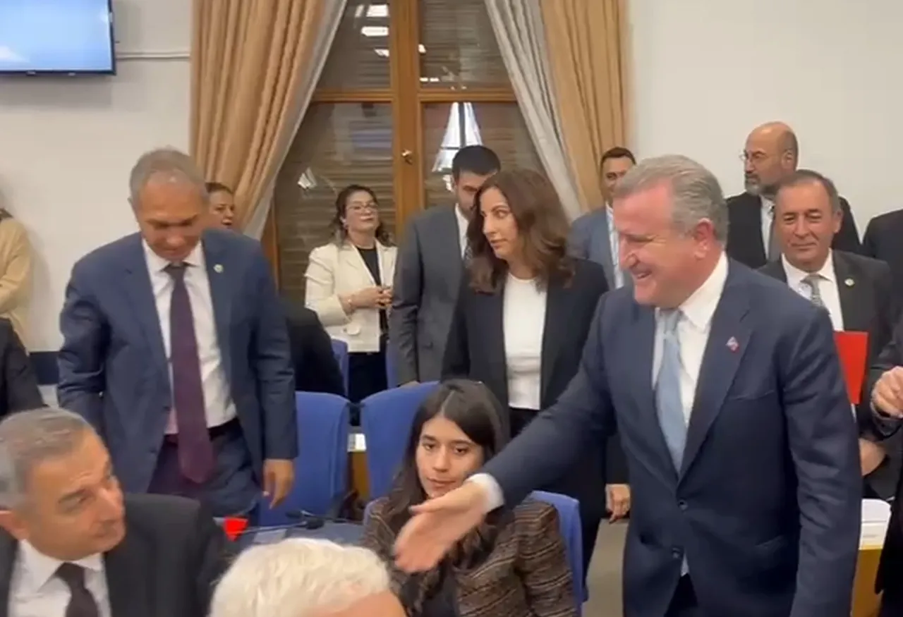 TBMM'de eğlenceli diyalog! CHP'lilerin 'kırmızı kartı'na Bakan Bak'tan güldüren cevap