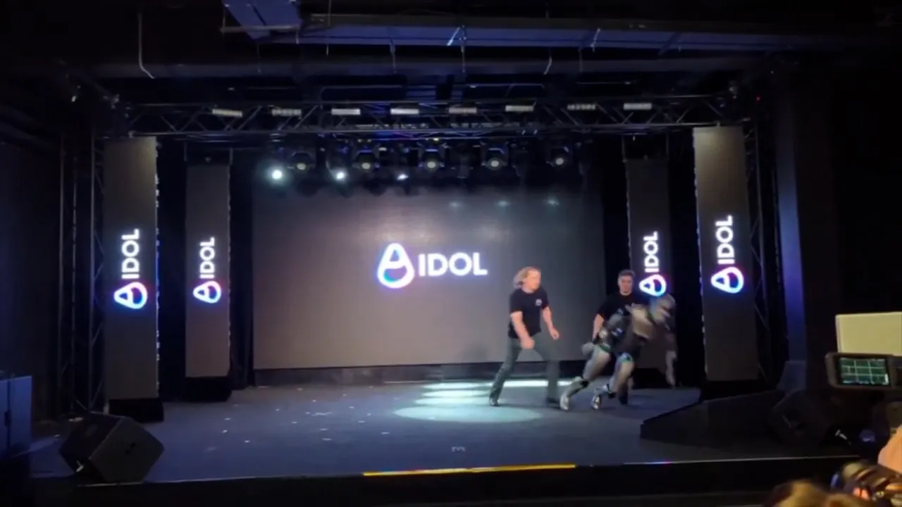 Teknoloji dünyası bu olayı konuşuyor! Rusya'nın ilk insansı robotu saniyeler içinde yere düştü