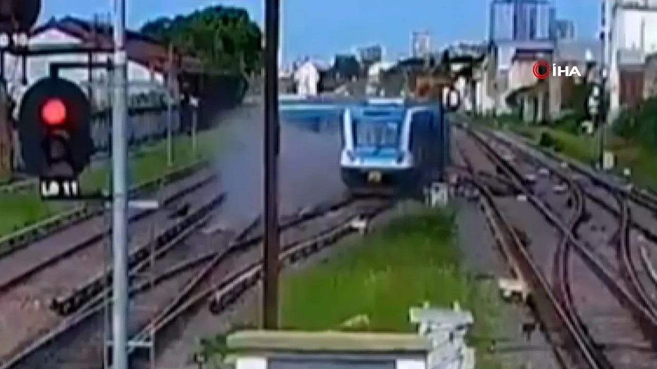 Yolcu treni raydan çıktı: 19 yaralı