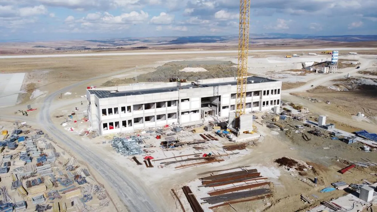 Havalimanı inşaatında yer alan binaların inşası devam ediyor.