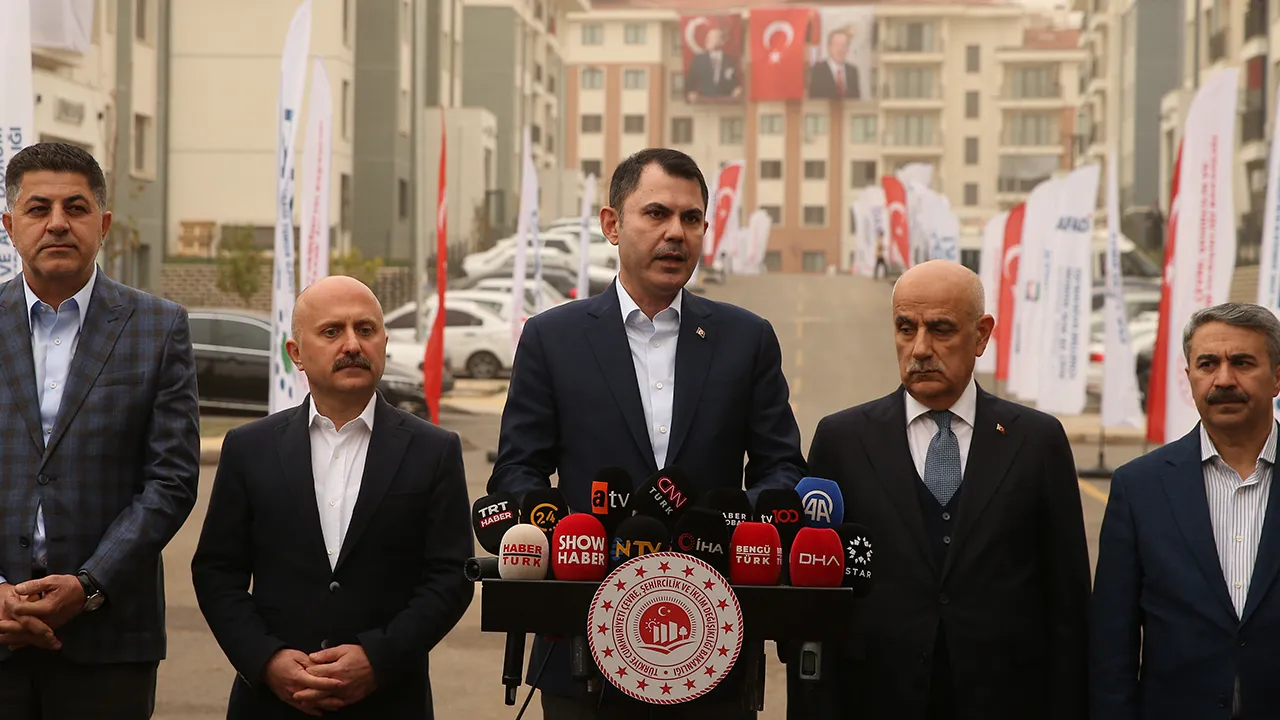 Çevre, Şehircilik ve İklim Değişikliği Bakanı Murat Kurum, Adıyaman'da yapılan İndere Kalıcı Konutları'nda gazetecilere açıklamalarda bulundu.