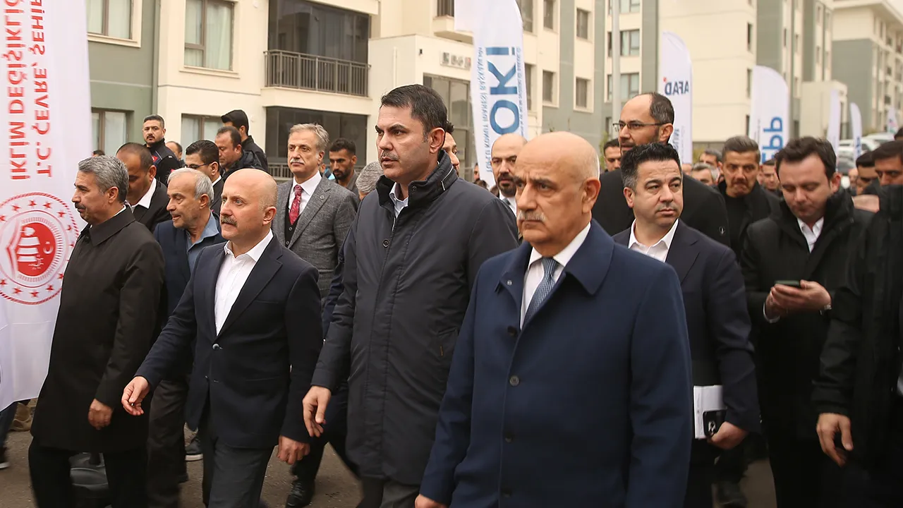 Murat Kurum, Adıyaman'da yapılan İndere Kalıcı Konutları'nı ziyaret etti.