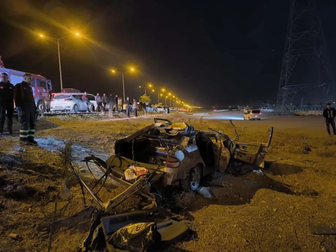 Kaza sonrası araç hurdaya döndü