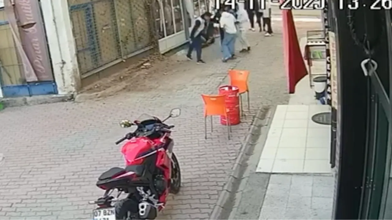 Gençlerin kavgası kanlı bitti! Bıçaklayıp yürüyerek uzaklaştı