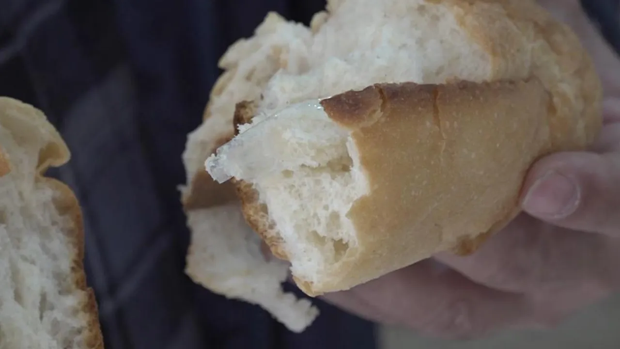 Görünce şaşırdı! Ekmeğin içinden bu da çıktı