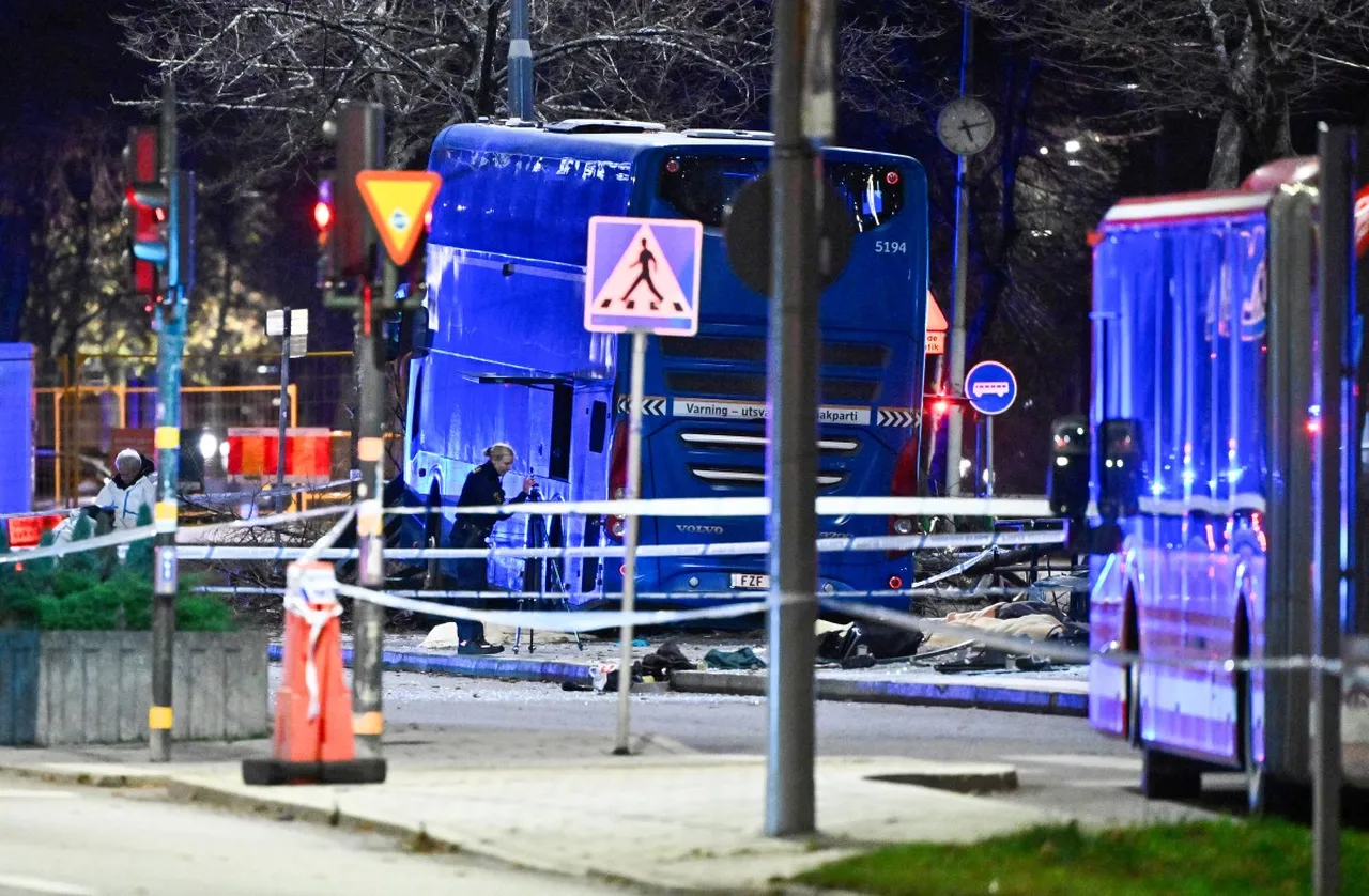 İsveçte çift katlı otobüs durağa çarptı: Ölü ve yaralılar var