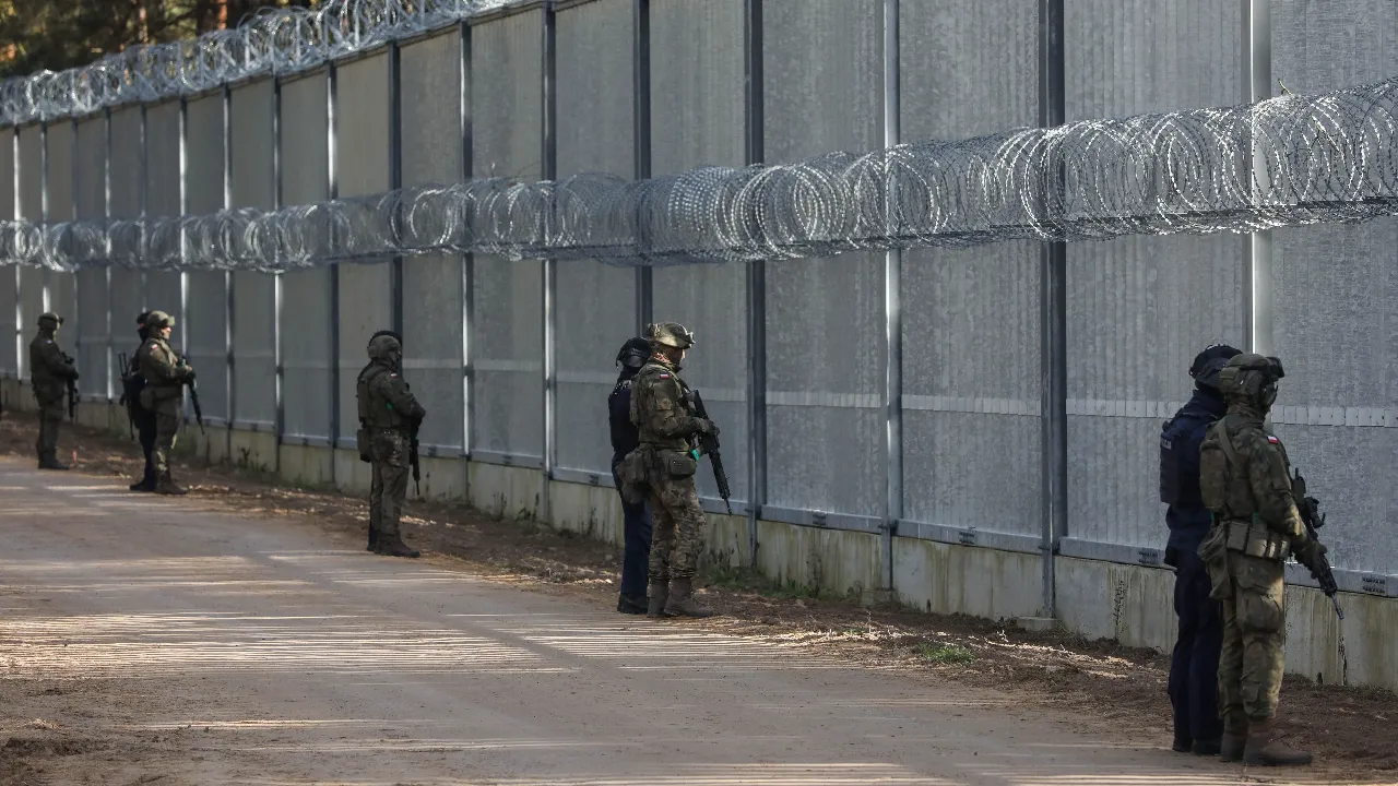 Kaçak göçmenleri durdurmaya yetmedi! Polonya, Belarus sınırına ikinci bariyeri örüyor