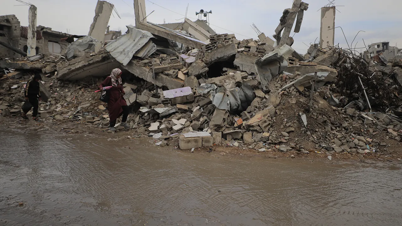 Gazzeliler, kötü hava koşullarıyla mücadele ederek geçen yıl yağmur altında yaşadıkları acıları yeniden yaşıyor.