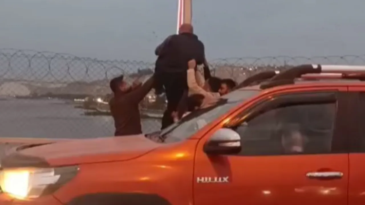 Köprüden atlamak isteyen adamı sürücüler son anda kurtardı!