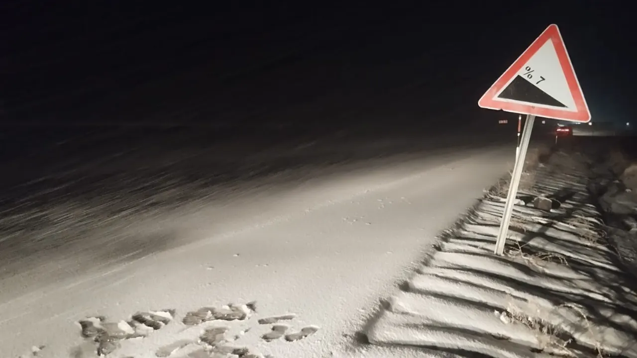 Malatya-Kayseri kara yolunda kar yağışı etkili oluyor. ( Ayhan İşcen - Anadolu Ajansı )