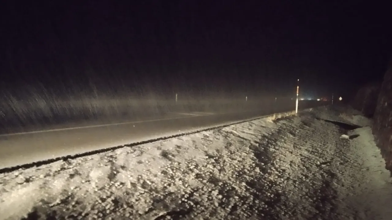 Lapa lapa kar yağdı, yollar beyaza büründü!