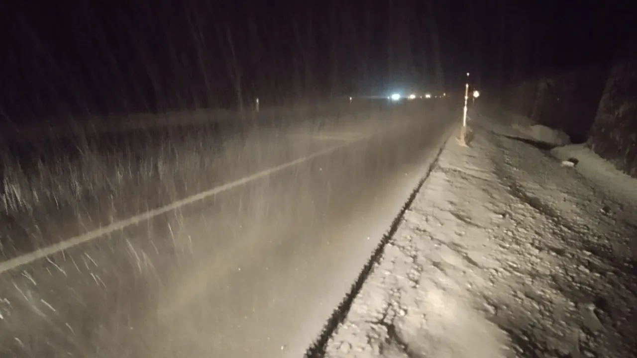Lapa lapa kar yağdı, yollar beyaza büründü!