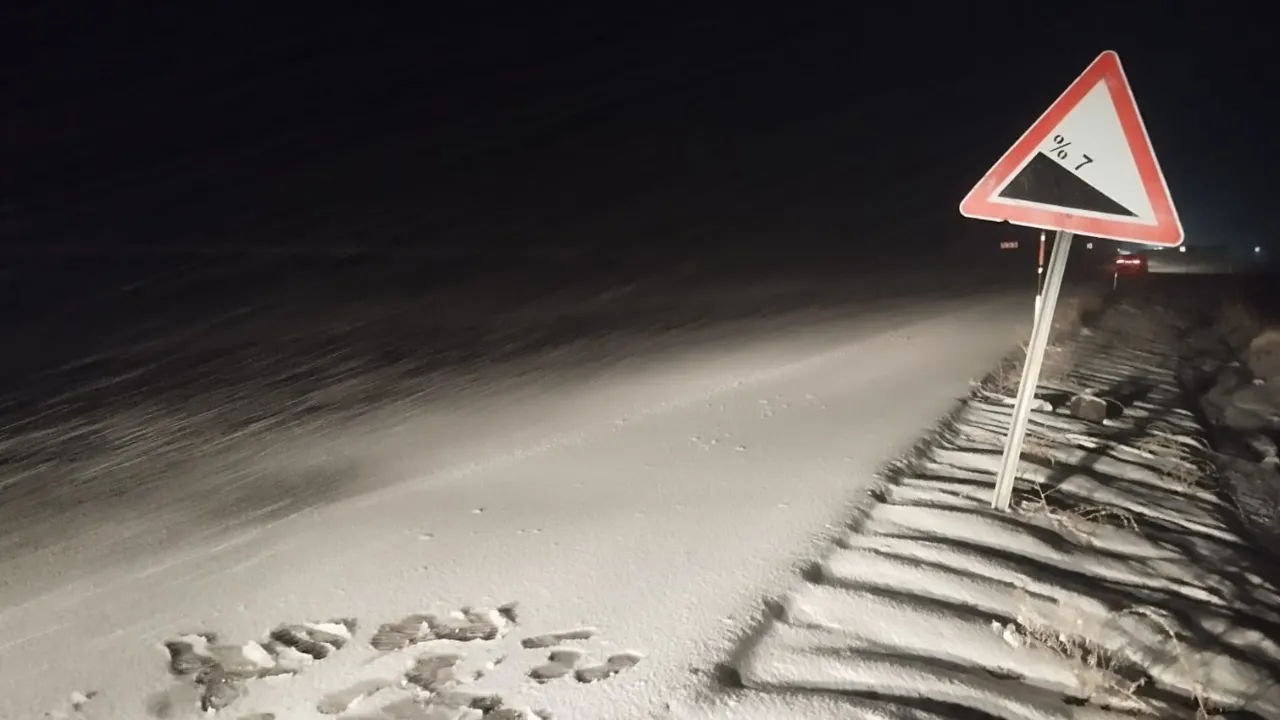 Lapa lapa kar yağdı, yollar beyaza büründü!