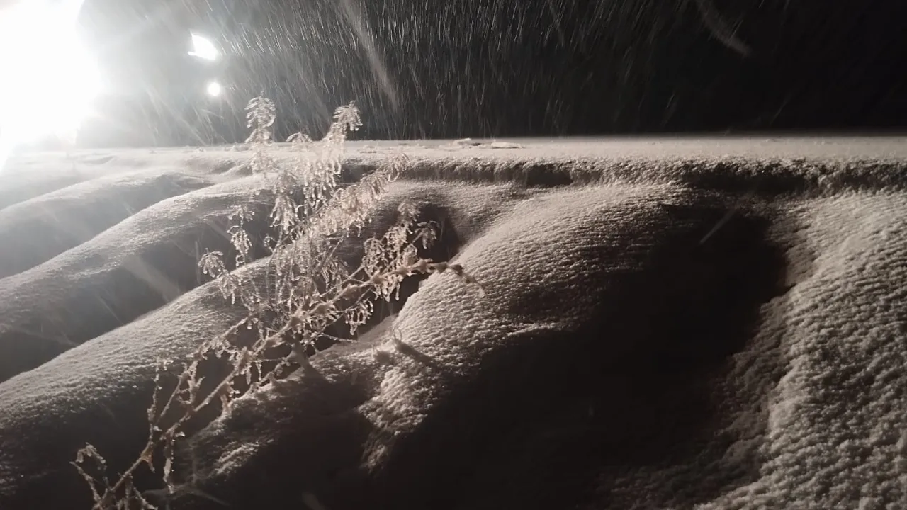 Lapa lapa kar yağdı, yollar beyaza büründü!