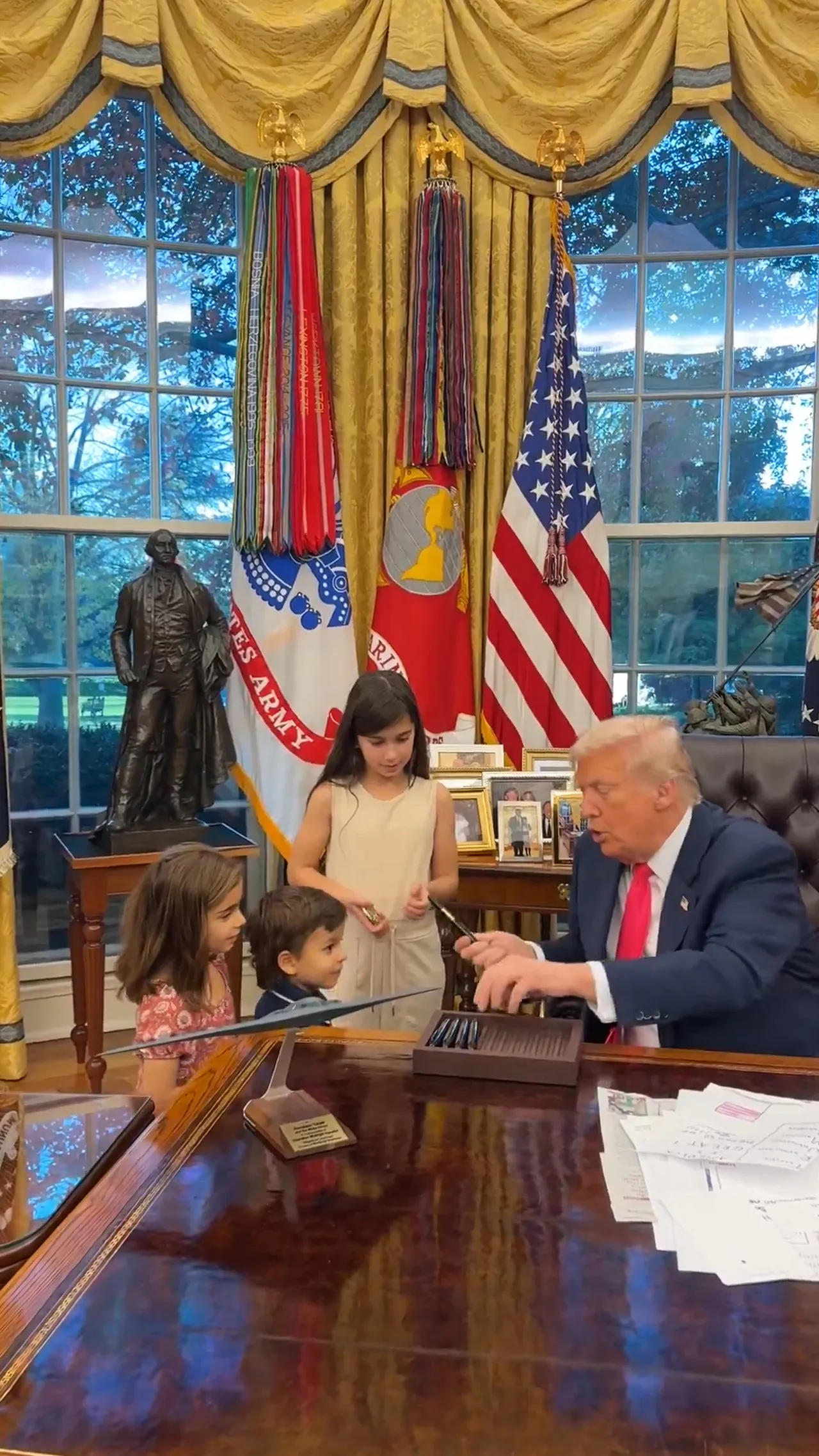 Trump, Oval Ofis'te çocukları ağırladı