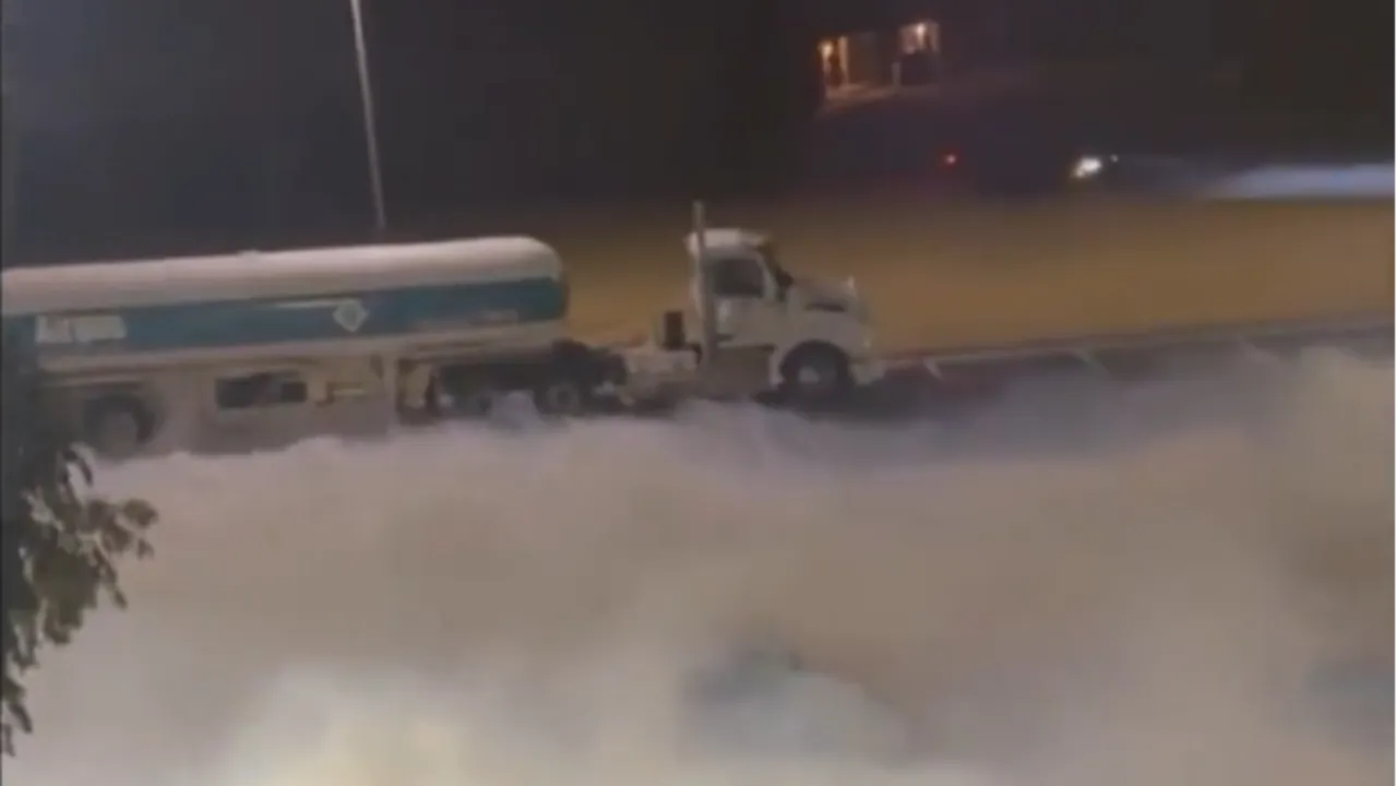 Park halindeki tankerden amonyak sızdı! Görevlilerin solunum yollarını yaktı, yüzlerce kişi tahliye edildi