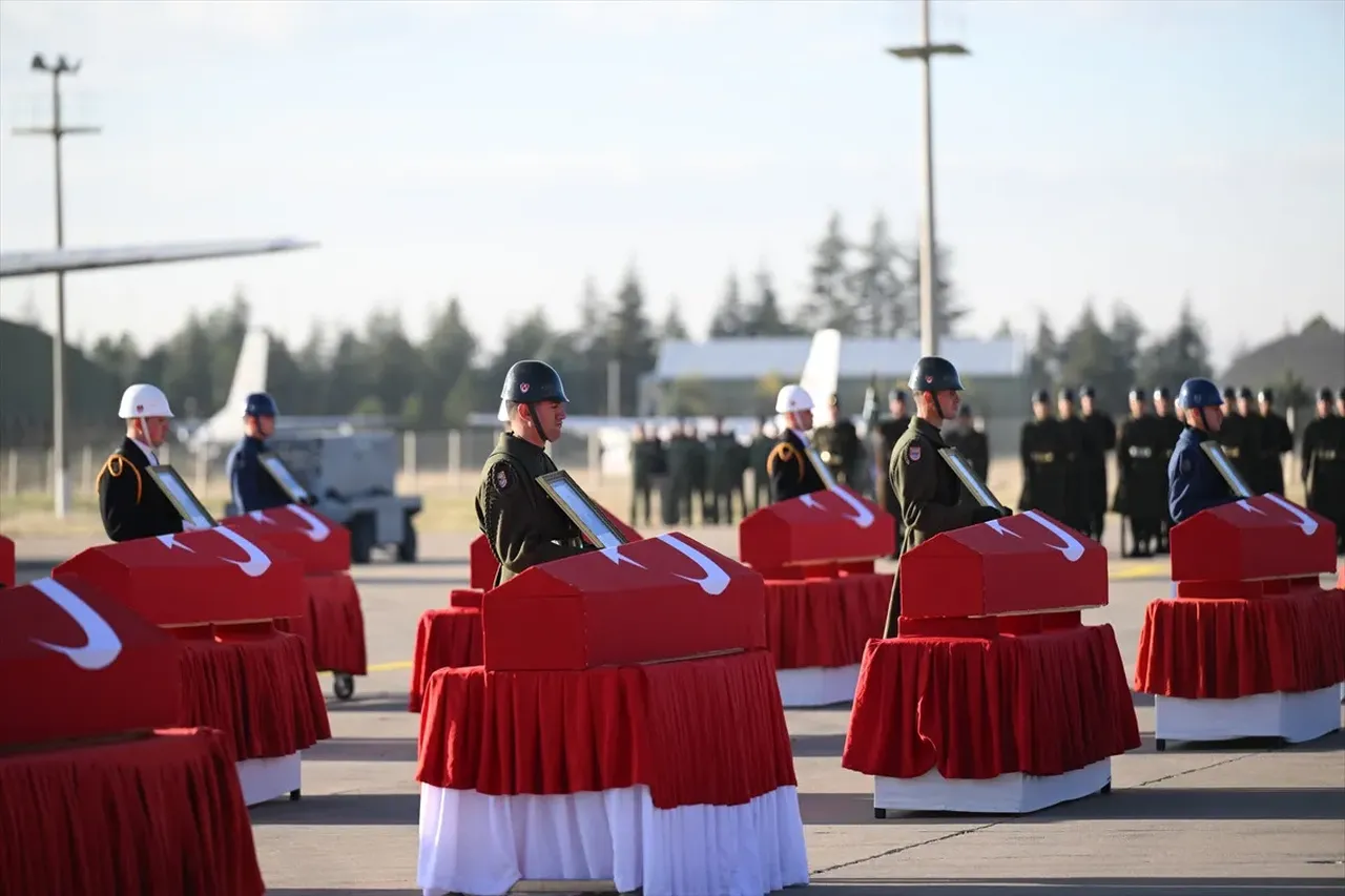 Türkiye şehitlerine ağlıyor