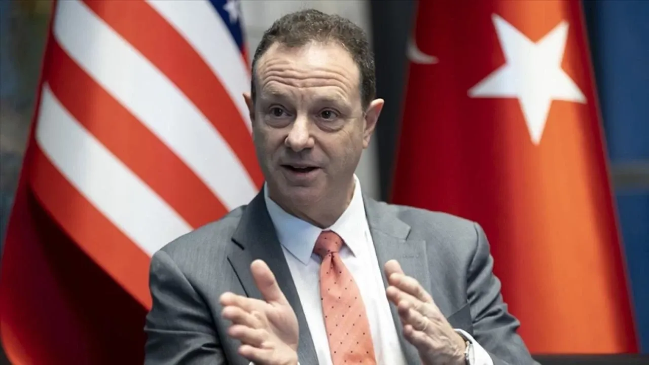 ABD Dış Hizmetinde 30 yıla yakın görev yapan ve ulusal güvenlik–enerji güvenliği kesişiminde uzmanlaşan Justin Friedman, kamu hizmetinden ayrıldıktan sonra kurduğu Friedman Global Strategies ile ülkelerin enerji dönüşümü hedeflerine destek veriyor. Friedman, Türkiye ile ABD arasında geçtiğimiz günlerde imzalanan Stratejik Sivil Nükleer Enerji İş Birliği Mutabakat Muhtırası’nın (NCMOU) mimarlarından biri olarak, iki ülke arasındaki nükleer iş birliğinin geleceğine dair önemli değerlendirmelerde bulundu.