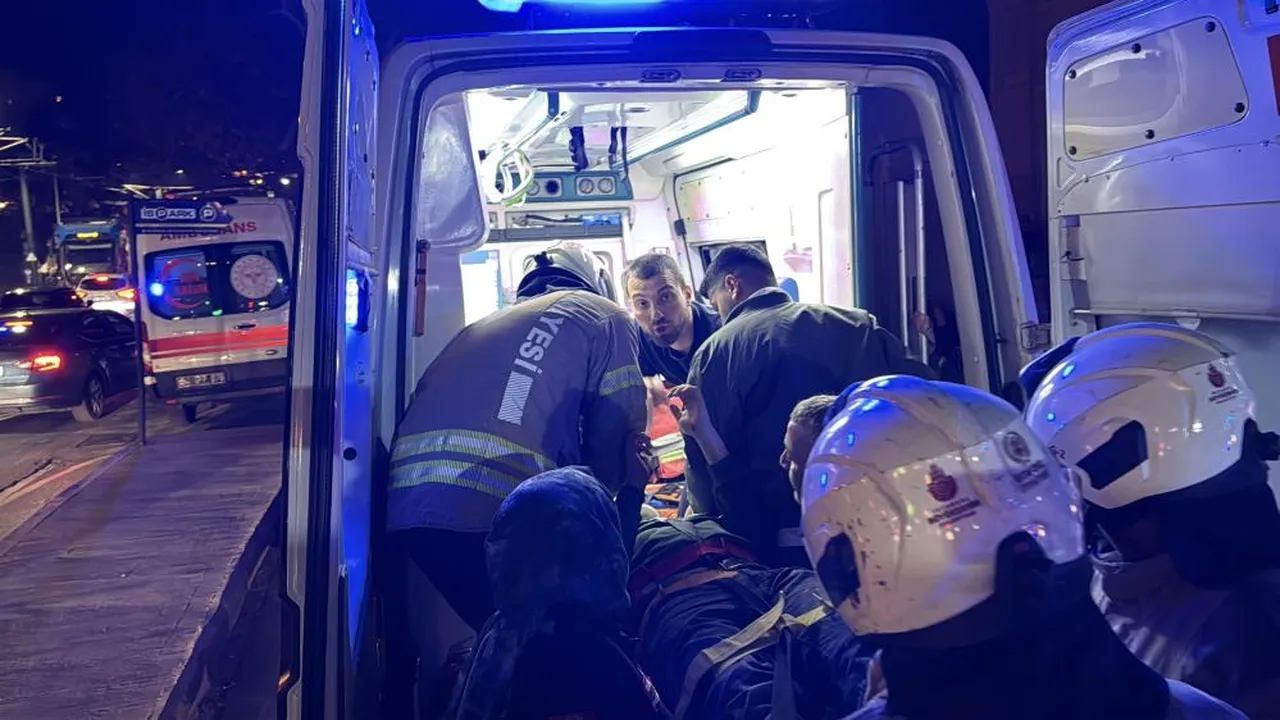 Beyoğlunda metro inşaatında iskele çöktü: Yaralılar var!