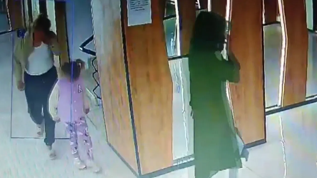 Çocukla geldiler 1 milyonluk altın hırsızlığı yaptılar! O anlar kamerada